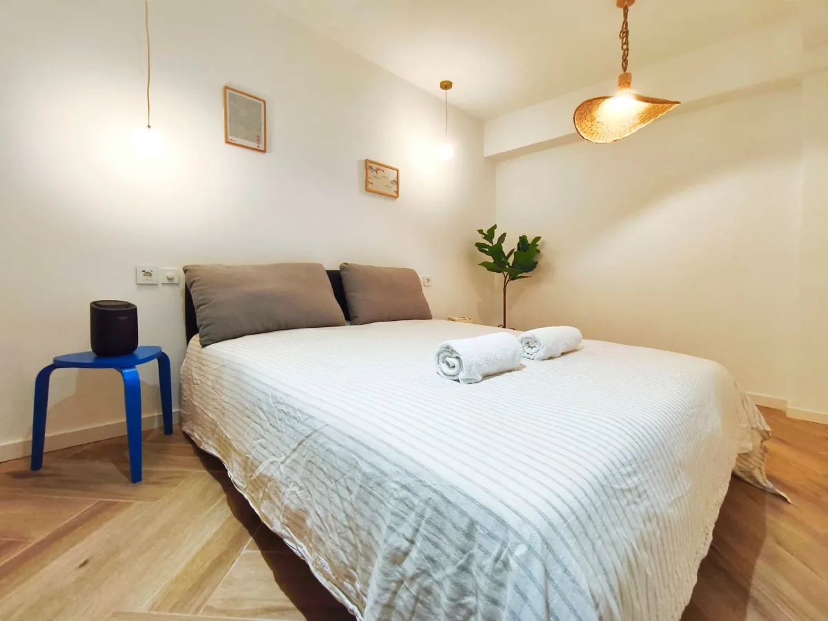 Dormitorio del apartamento Lo Peix con materiales cálidos y ligeros