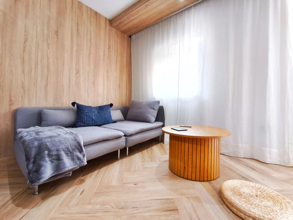Salón del apartamento Lo Peix, con banco continuo de madera y luz natural